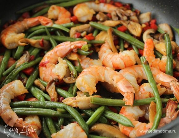Жарить до тех пор, пока креветки не станут розовыми. Примерно 2-3 минуты.
