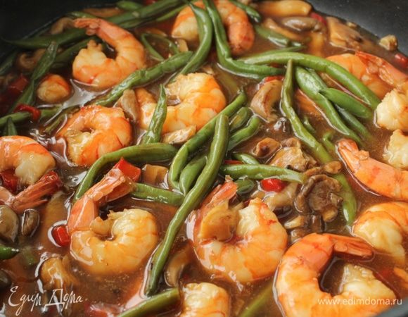 Влить в сковороду соевый соус и лимонный сок, добавить сахар и кунжутное масло. В 50 мл воды развести крахмал и так же влить в сковороду. Готовить около 2 минут, пока соус не загустеет.