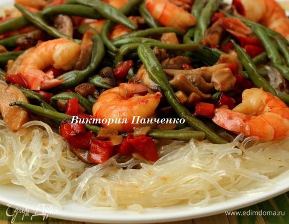 Выложить креветки с овощами на вермишель и подавать. Можно подать в порционных тарелках, можно - на одном блюде.