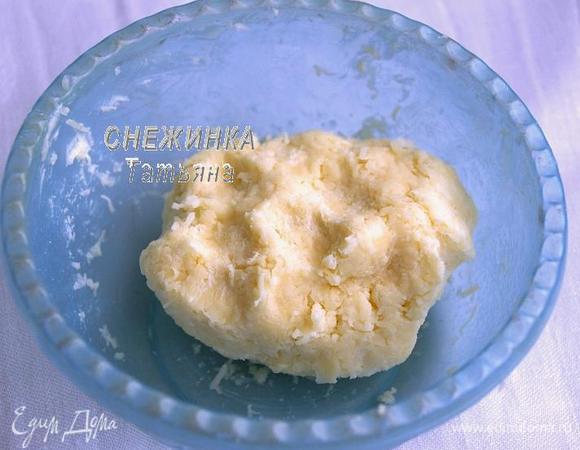 Для начала приготовьте начинку. Сыр и масло натрите на мелкой терке. Массу хорошо вымешайте руками до образования единого комка. Поставьте в холодильник.