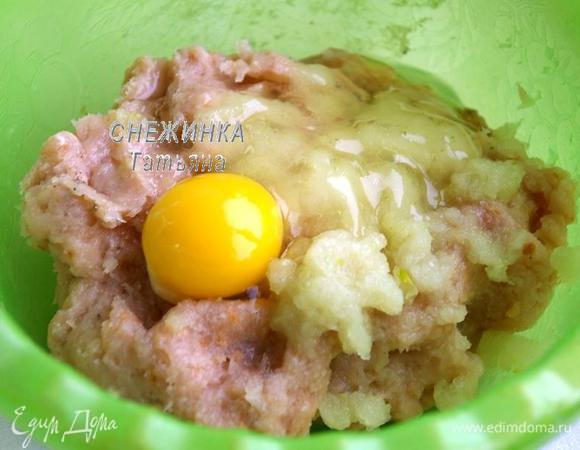 Приготовьте фарш. Куриное филе пропустите через мясорубку вместе с луком. У меня был заранее приготовленный фарш, поэтому луковицу я натерла на самой мелкой терке. Добавьте 1 яйцо и посолите по вкусу. Хорошо вымешайте фарш рукой.