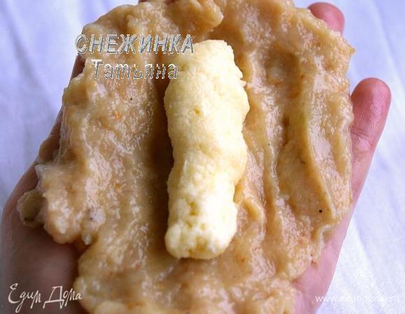 Сформируйте из фарша тонкую лепешку. В середину положите начинку. Фарш очень нежный и липкий, поэтому перед тем, как делать очередную котлету, смачивайте руки в воде.