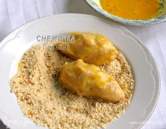 Сформируйте овальную котлету. Опустите ее сначала в слегка взбитое яйцо, котлета очень нежная, поэтому получается неровная, лучше после яйца «погладить» ее со всех сторон и она станет гладкой. Затем аккуратно запанируйте в сухарных крошках.