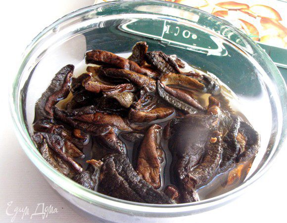 Залить грибы двумя стаканами теплой воды и оставить на 1 час. В это время  займемся тестом.