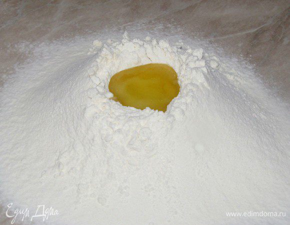 Половину муки просеять на стол, сделать углубление, добавить соль и растительное масло, затем подливая воду, замесить тесто. Когда получится мягкий однородный комок, отложите его отдохнуть под полотенцем на 30 минут.