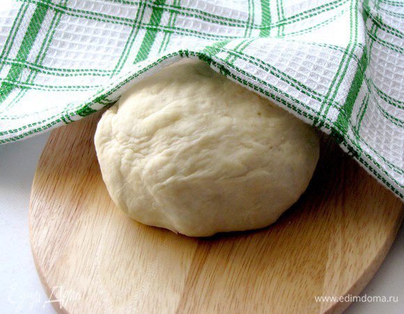 Подсыпьте половину оставшейся муки и вымешивайте снова, не меньше 10 минут, затем снова отложите под полотенце на 30 минут. Добавьте оставшуюся муку и вымесите тугое тесто. Возможно муки понадобится больше или меньше. Оставьте его под полотенцем еще на 30 минут.