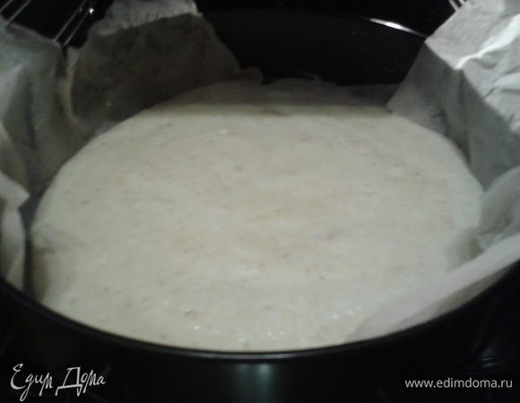 Форму застилаем пекарской бумагой и ставим в разогретую до 180 градусов духовку минут на 40.
