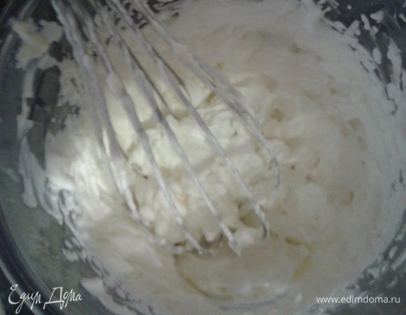Тем временем делаем крем: взбиваем сливки с сахарной. Я добавила 1 ст. ложку лимонного сока.
