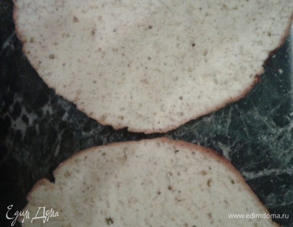 Бисквит достаем и остужаем.
Разрезаем на два коржа.