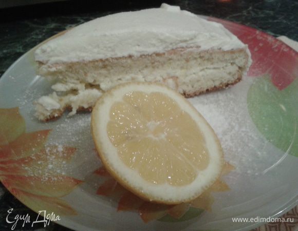 Пирог готов. 
Позже еще добавился слой из нарезанных кружочками бананов и на следующий раз между слоями тоже не помещает такая нотка.
