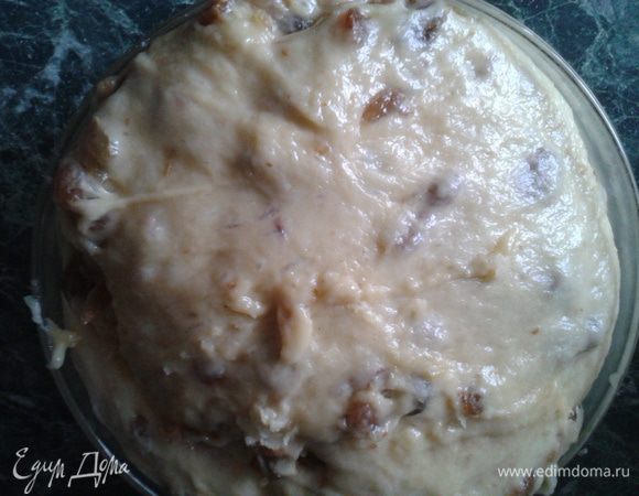 Когда тесто подойдет его нужно опустить и взбить. Если это сделать несколько раз, то выпечка будет более воздушной.