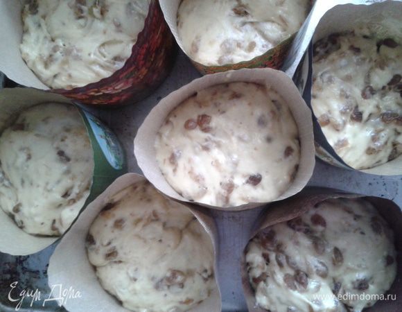 Раскладываем тесто в формы, чуть меньше чем сама форма и даем постоят часок в теплом месте.
Затем ставим в разогретую до 180 градусов духовку минут на 40.