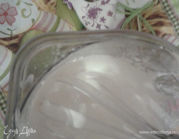 Тем временем делаем крем: белки отделяем от желтков.
Белки начинаем взбивать и постепенно добавляем сахарную пудру.
Взбиваем в крепкую пену, по необходимости добавить еще сахарной пудры.
