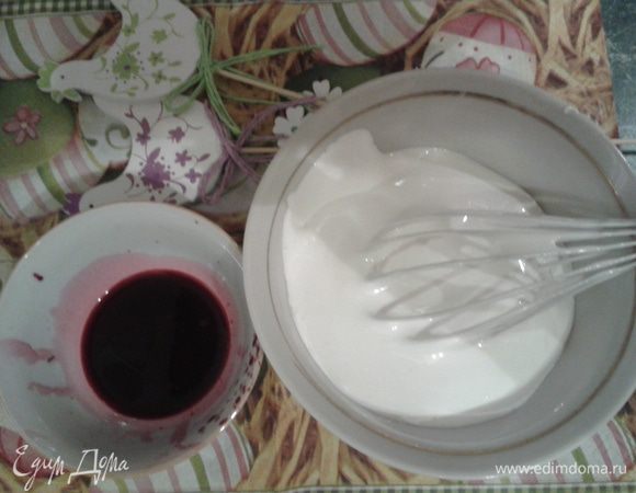 Мне захотелось немного красок, я выжала свекольный сок. (Одну небольшую свеклу потерла на мелкой терке и выжала сок через марлю).