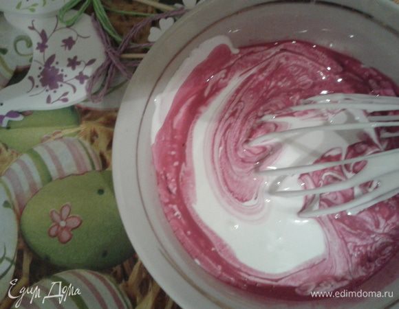 И добавляем сок в наш крем и хорошо перемешиваем. Предварительно я отложила часть крема и оставила его белым.