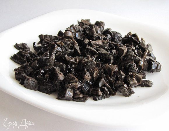 Грибы промыть и отварить в подсоленой воде, минут 10-15 (грибной отвар не выливать). Грибы нарезать мелко.