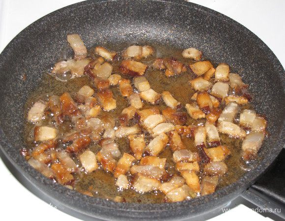 Сало нарезать небольшими кусочками, положить на сковороду и вытопить жир. Кусочки должны превратиться в хрустящие, но не прежаренные шкварки.