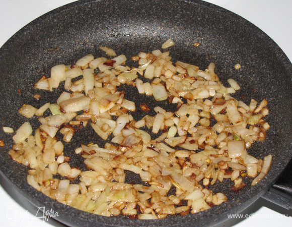 Очень тонко нашинковать, затем мелко порубить свежую капусту. Мелко нарезать лук. Оставьте в сковороде 2-3 ложки вытопленного жира, положите лук и обжаривайте до мягкости. 
