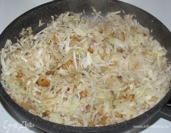 Затем добавьте капусту, влейте намного грибного отвара и тушите на среднем огне 10 минут.