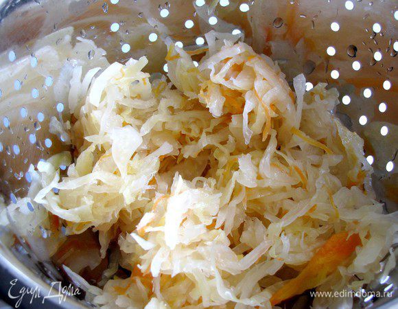 Тем временем, промойте холодной водой и отожмите квашеную капусту. Нарежьте помельче.