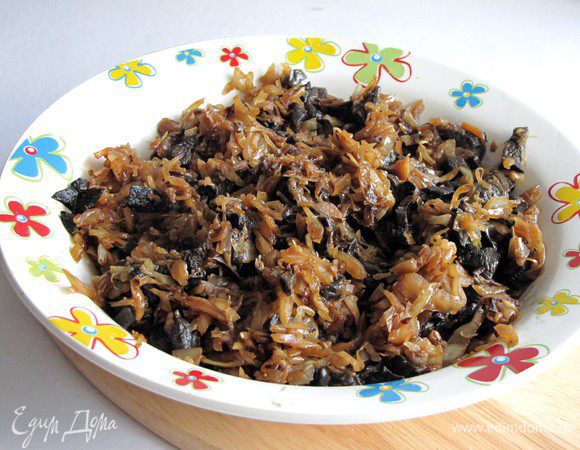 Подготовленную капусту  смешайте с грибами, посолите, поперчите по вкусу. Остудите начинку. 