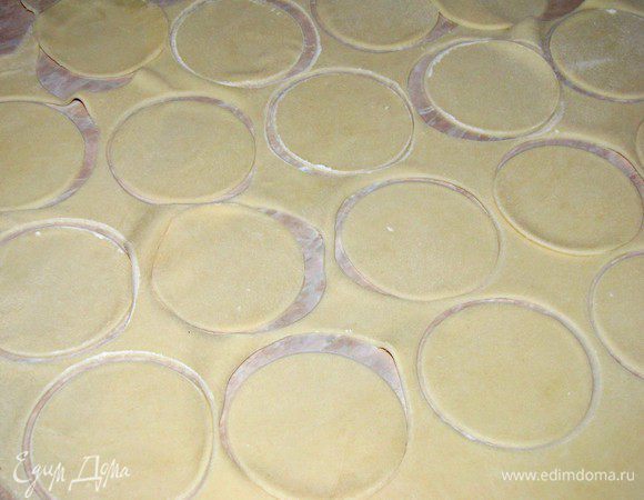 Раскатайте тесто в пласт толщиной 2 мм, формочкой или стаканчиком вырежьте круги диаметром 5 см.