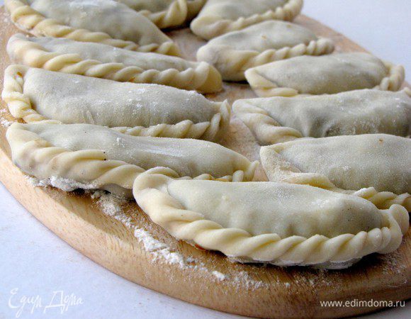 Готовые вареники выкладываете на присыпанную мукой доску.