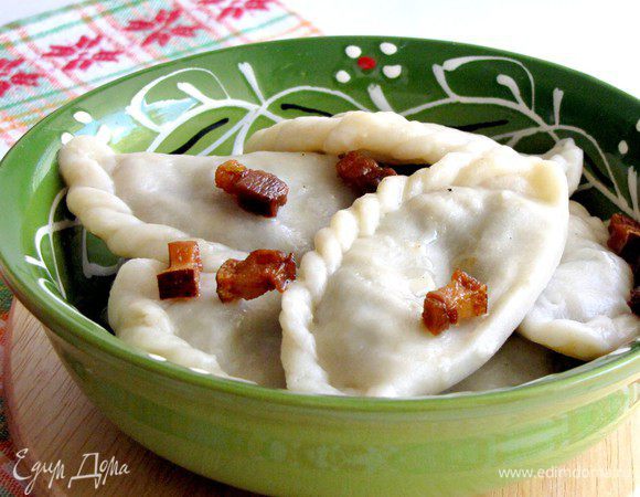 Варите вареники порциями в большом количестве подсоленой воды примерно 8 минут. Подавайте, посыпав горячими шкварками или со сметаной. Приятного аппетита!