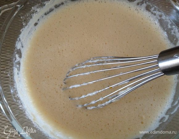 Готовим тесто для блинчиков: смешиваем яйца, молоко, немного соли и постепенно вводим муку, постоянно перемешивая тесто...