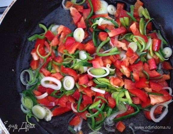 Пока блинчики выпекаются, готовим начинку. Лук-порей и перец нарезаем и обжариваем на растительном масле 2 минуты.