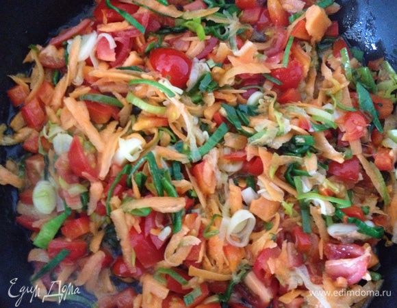 Добавляем к обжарке натертую морковь, нарезанные помидоры...