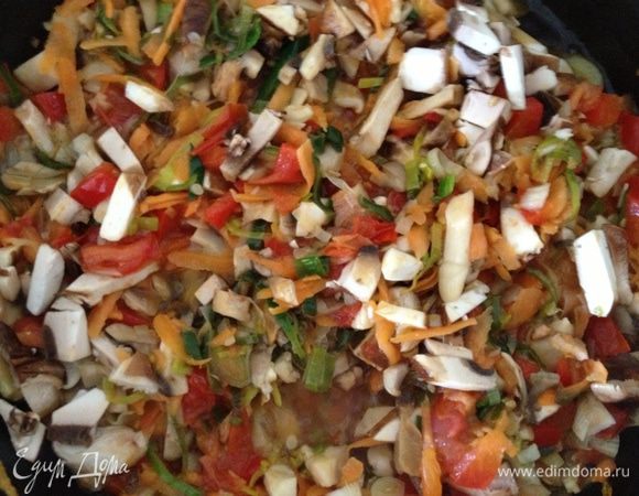 и нарезанные грибы. Продолжаем обжаривать все еще минут 5. Немного солим, перчим.