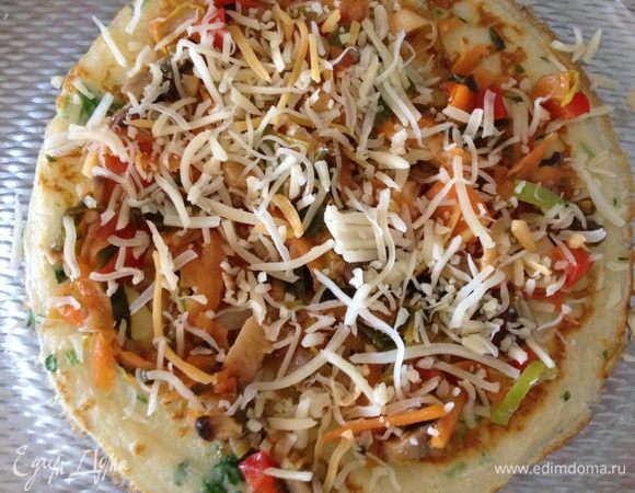 Посыпая верх каждого слоя натертым сыром, собираем тартик.
Верх так же посыпаем сыром и отправляем в духовку (150 градусов) на 5 минут. 