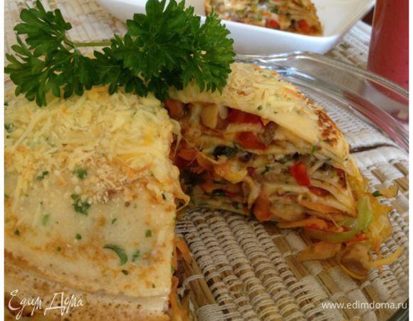 Тарт можно подать с фруктовым смузи. У меня был бананово-клубничный..мммм....:)

Приятных вам ланчей и обедов!