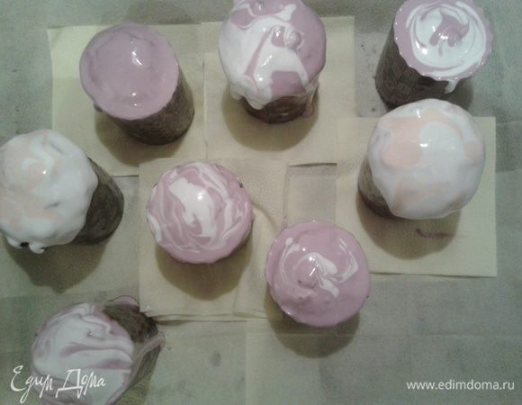 Затем смазываем их кремом.