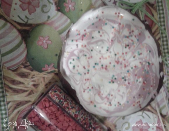 И наконец украшаем наши куличи кондитерской посыпкой.