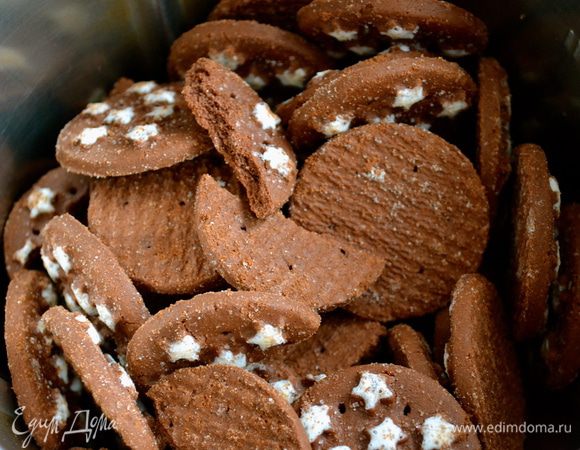 Духовку включить разогреваться на 180 С. Шоколадное печенье измельчить с помощью миксера в крошку.