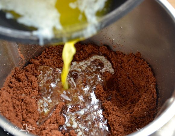 Сливочное масло растопить и добавить к крошке. Добавить, также, ложку сахара. Включить миксер и все перемешать.