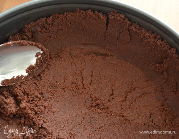 Помогая себе ложкой сформировать корж-основание пая, предусмотрев высокие бортики.