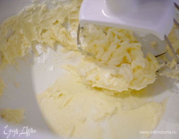 Готовим тесто. Смешиваем масло и сахарную пудру до кремообразного состояния.