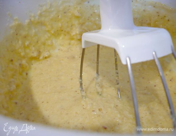 Добавляем миндальную муку и яйца. Затем вводим сначала 60 г муки, перемешиваем, а затем остальные 170 г, снова перемешиваем. 