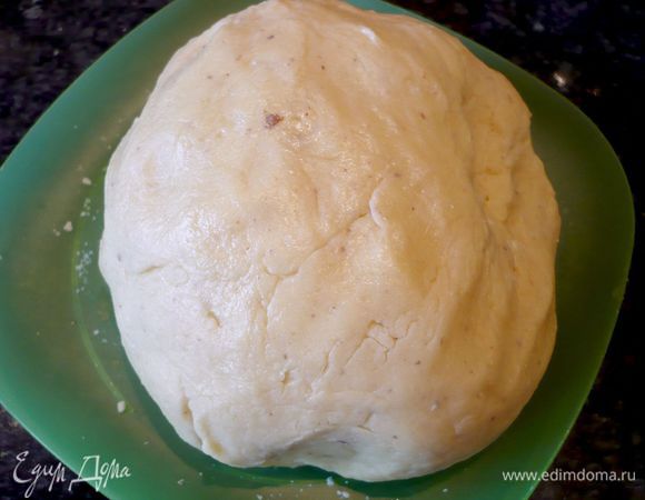 Тесто получается достаточно мягкое и эластичное. Мне пришлось добавить еще около 4 столовых ложек муки, так как я использовала очень крупные яйца, может быть, Вам добавлять муку не придется. Заворачиваем тесто в пленку и убираем в холодильник на 2 часа или в морозильную камеру на полчаса.