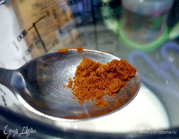 Разогреваем духовку до 160 градусов и готовим ингредиенты для карамели и мусса. Смешиваем молоко, чили, яйца и желтки. 