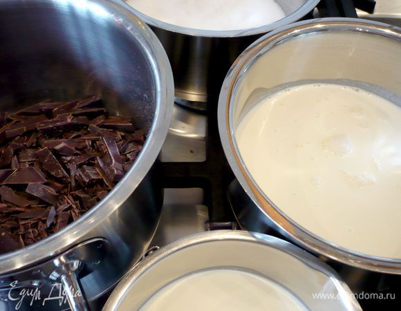 Режем шоколад, укладываем его в кастрюлю, в другую кастрюлю высыпаем сахар и добавляем в него 1 ст.л. воды, перемешиваем. В отдельные емкости разливаем сливки для карамели и для мусса. 