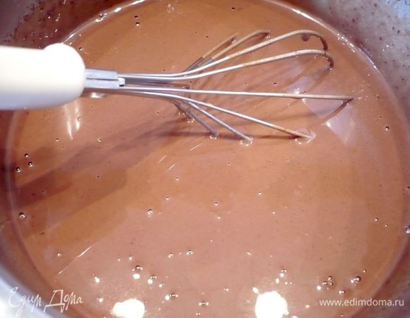 Для мусса разогреваем сливки и заливаем горячими сливками шоколад, помешиваем, пока шоколад не растает, вводим молочно-яичную смесь. Перемешиваем. Наш мусс готов. Достаем основу для тарта из духовки, снимаем бумагу с грузом. Уменьшаем градус в духовке до 140. 