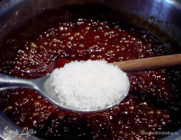 Варим карамель, поставив сахар на средний огонь, сливки для карамели ставим на небольшой огонь, по рецепту карамель должна иметь темнокоричневый цвет, прежде чем будут введены масло с солью и сливки. Но если Вы не хотите, чтобы карамель приобрела горчинку, начинайте добавлять масло и вливайте сливки в карамель раньше, как только она начнет коричневеть. Так что доводим карамель до нужного нам цвета и вводим аккуратно, помешивая деревянной лопаточкой, порезанное кусочками масло, соль, а затем также аккуратно частями вливаем сливки. 