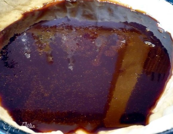 Даем карамели буквально пару минут подстыть и выливаем ее на тарт.