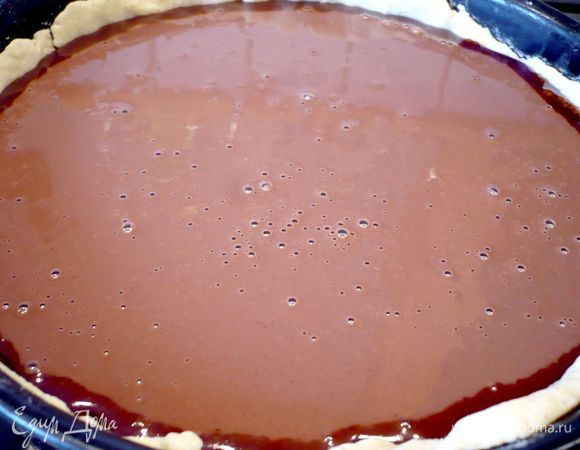 Сверху выливаем мусс. Ставим в духовку на 40 — 45 минут, подставив под решетку, на которой стоит наша форма, противень, покрытый пекарской бумагой, достаем тарт, когда мусс начнет схватываться. Остужаем и убираем на ночь в холодильник. Приятного нам чае- или кофепития!