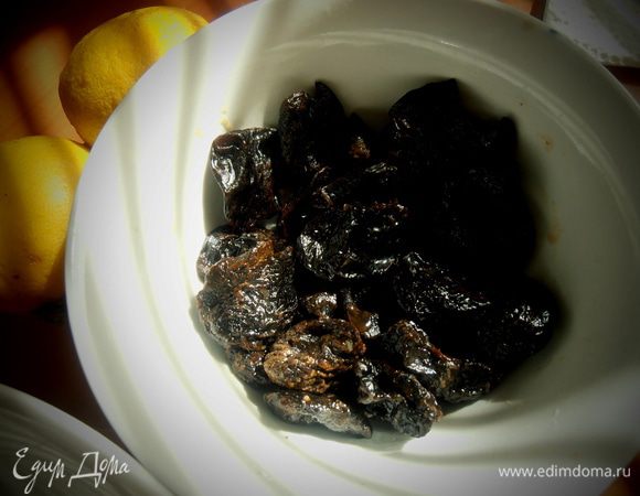 Чернослив хорошо промываем и отжимаем всю воду...