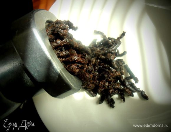 Пропускаем через мясорубку с насадкой для фарша...